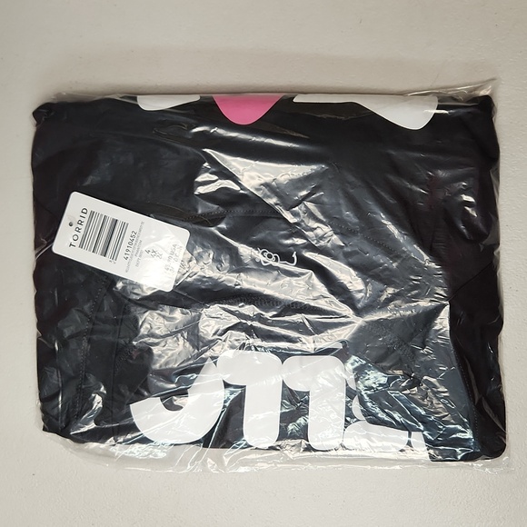 ❤️NWT VINTAGE TORRID GRAPHIC TEE - HELLO KITTY - BOAT NECK - SANRIO PLUS SIZE - Picture 11 of 14